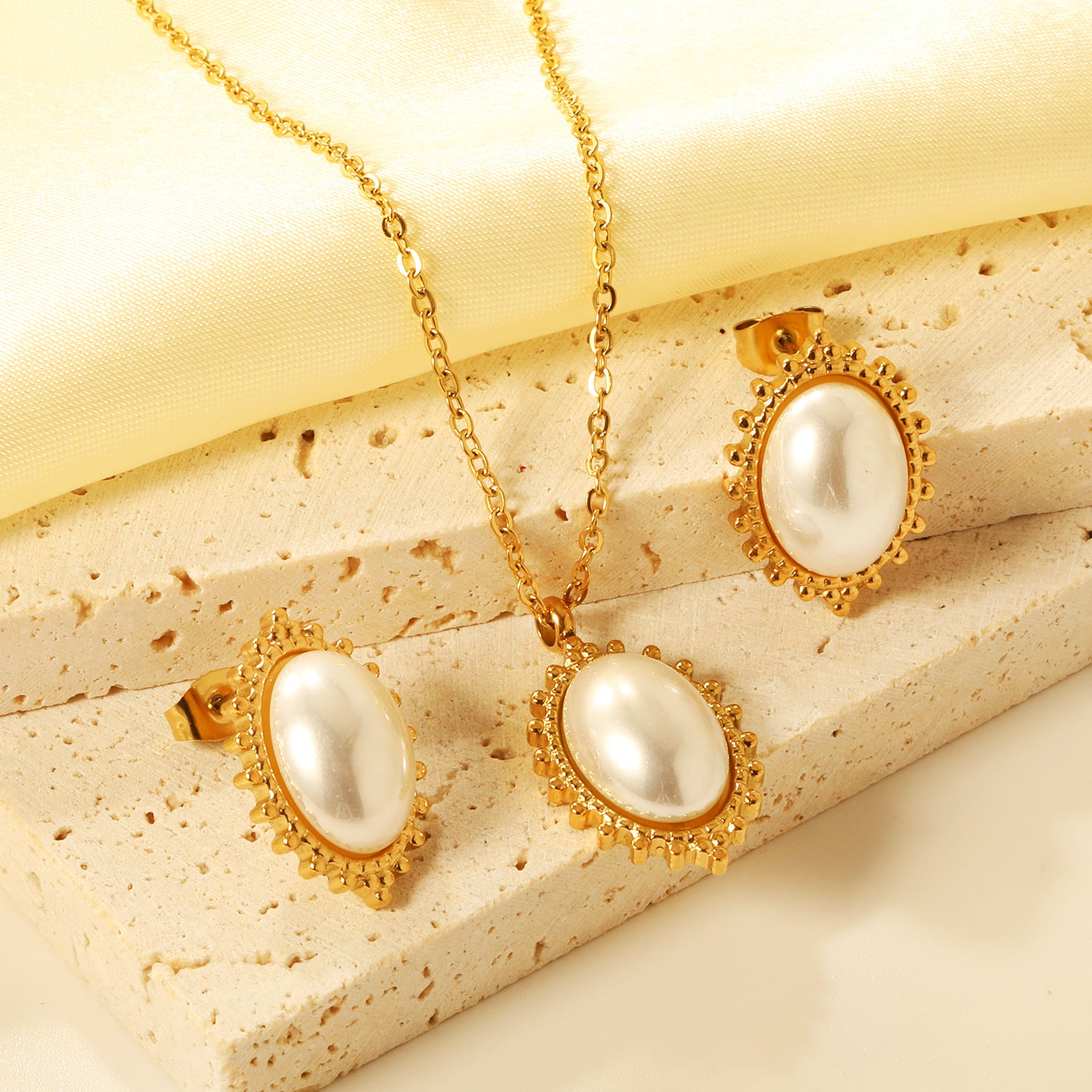 Damen Schmuckset mit Kruzifix-Anhänger und passenden Ohrringen Shop Nory