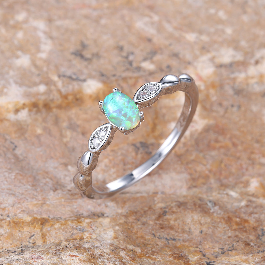 Damen Ring mit kunstvoller Opal-Fassung und funkelnden Zirkonia Shop Nory