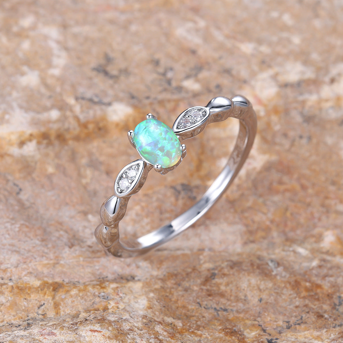 Damen Ring mit kunstvoller Opal-Fassung und funkelnden Zirkonia Shop Nory