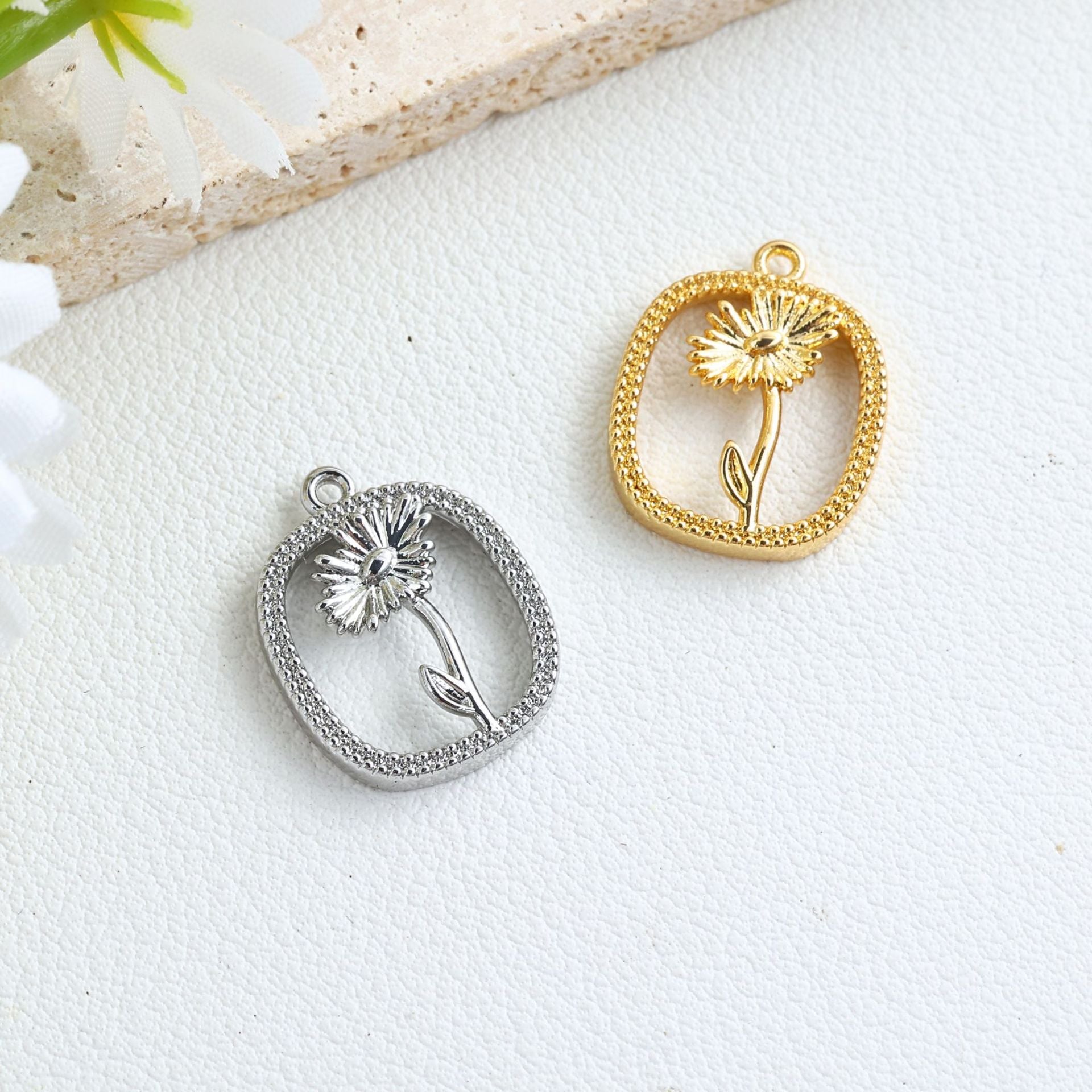 Schmuckanhänger mit floralem Design Shop Nory