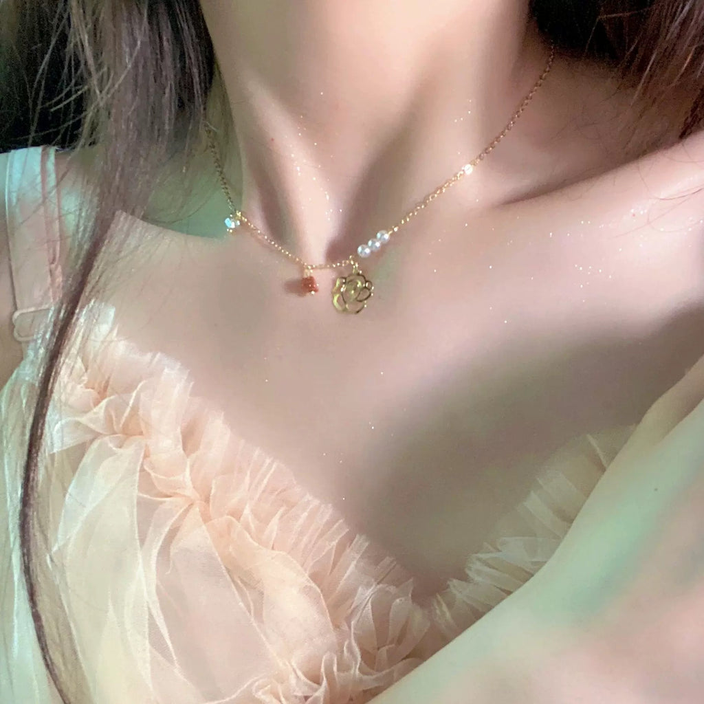 Damen Halskette mit filigranem Rosendesign und edlen Perlenakzenten Shop Nory
