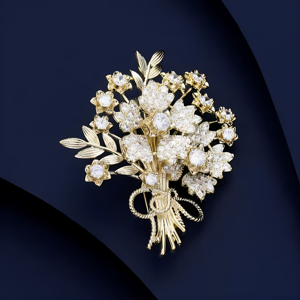 Filigrane Blumenbrosche mit Funkelnden Zirkonia und Eleganter Goldplattierung