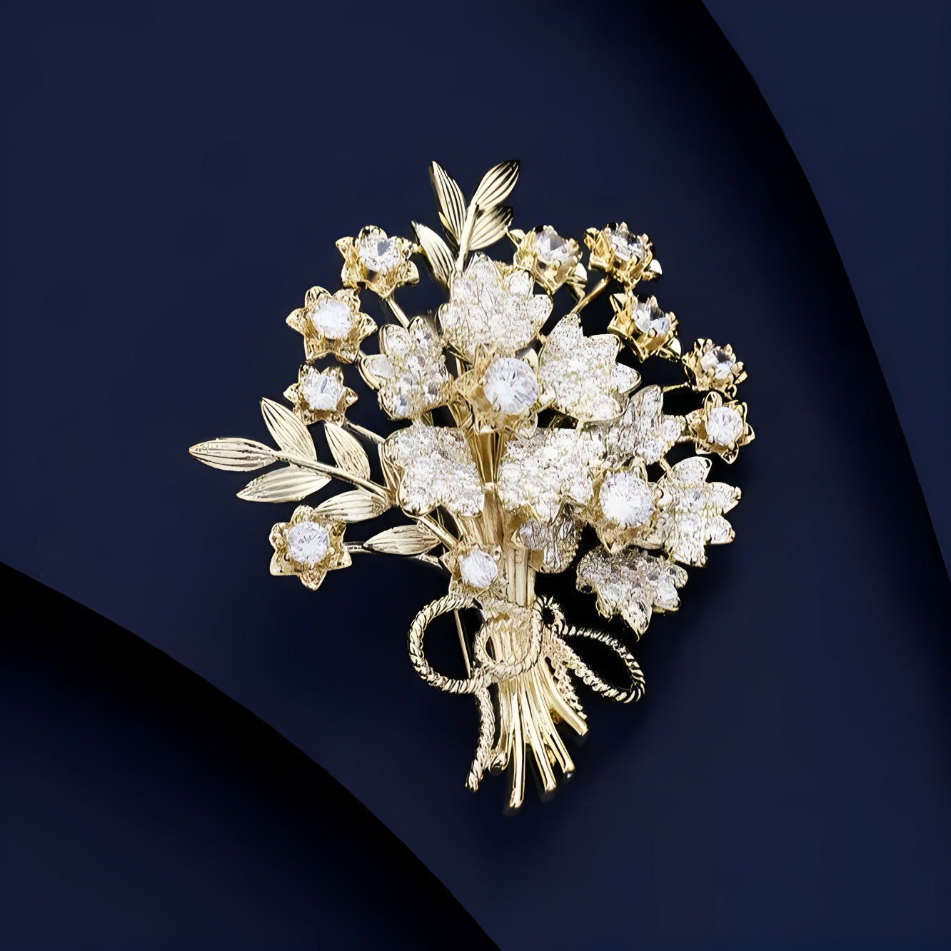 Filigrane Blumenbrosche mit Funkelnden Zirkonia und Eleganter Goldplattierung