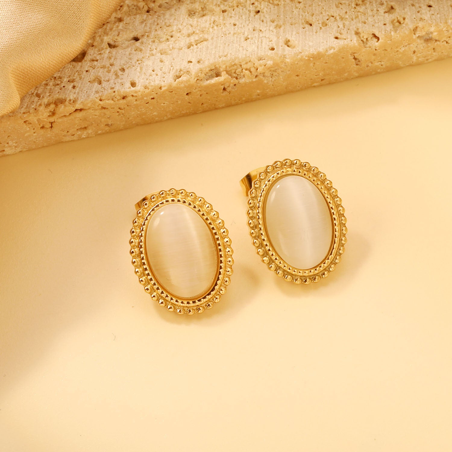 Damen Ohrstecker mit ovalem schwarzen Stein und goldfarbenem Rand Shop Nory