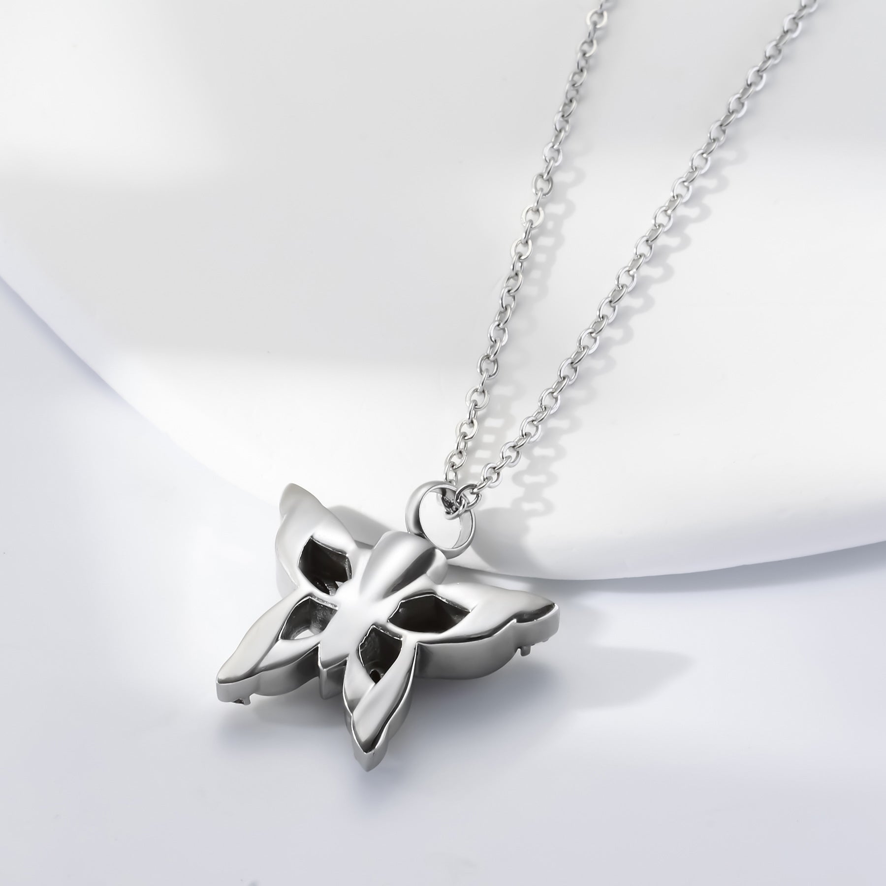 Damen eleganter Schmetterlingsanhänger mit funkelnden Kristallakzenten Shop Nory