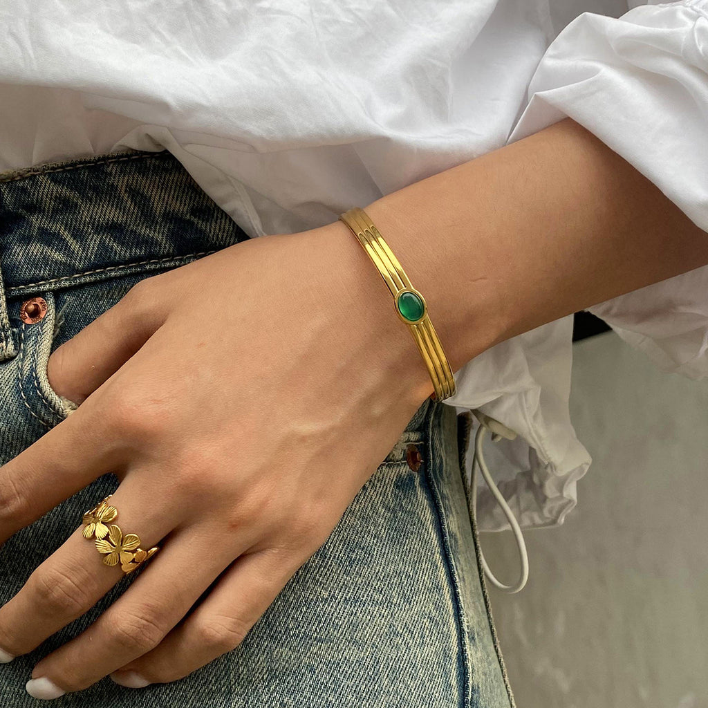 Damen Armreif mit elegantem grünem Jade-Anhänger aus hypoallergenem Edelstahl Shop Nory