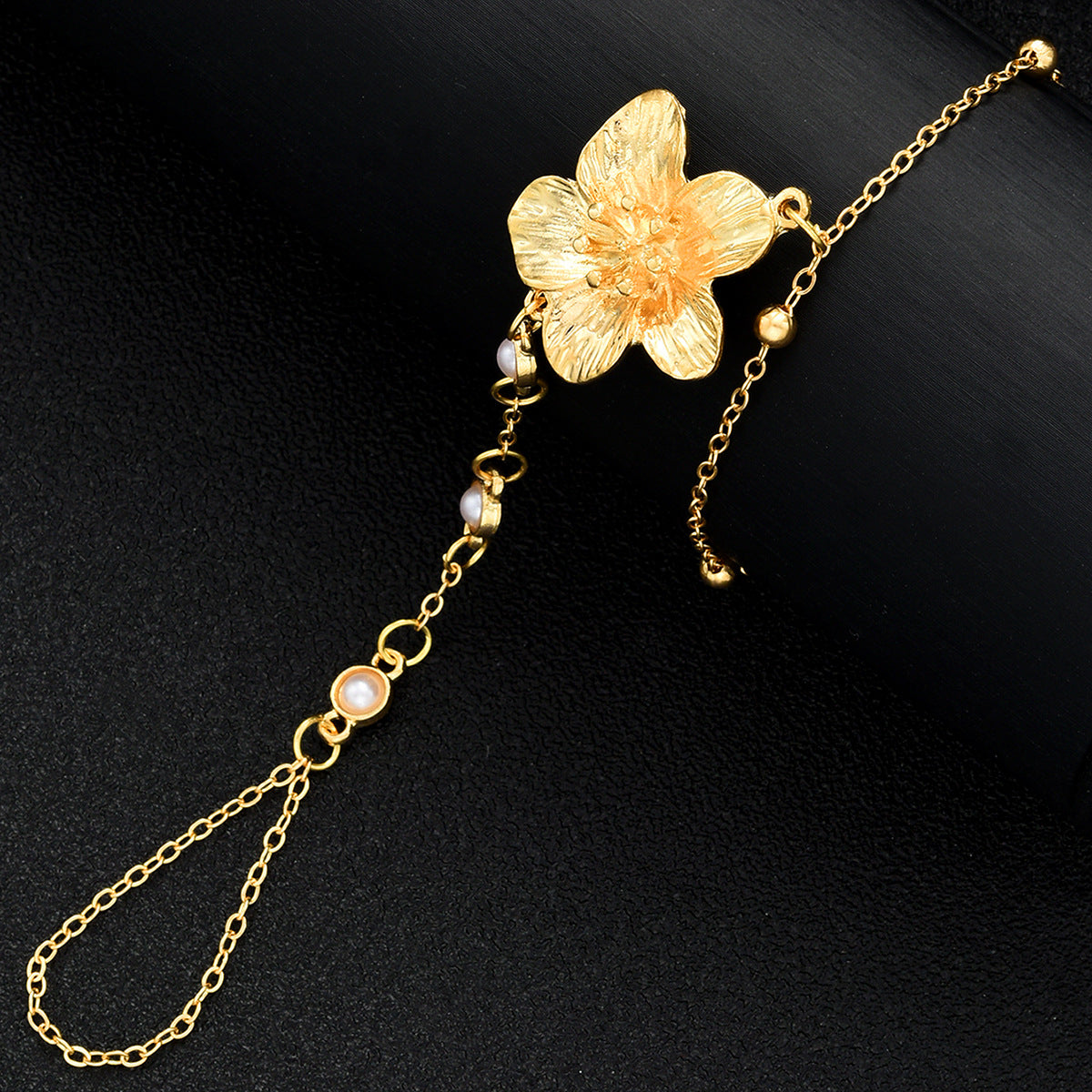 Damen Armreif mit floralen Details und elegantem Perlenakzent Shop Nory