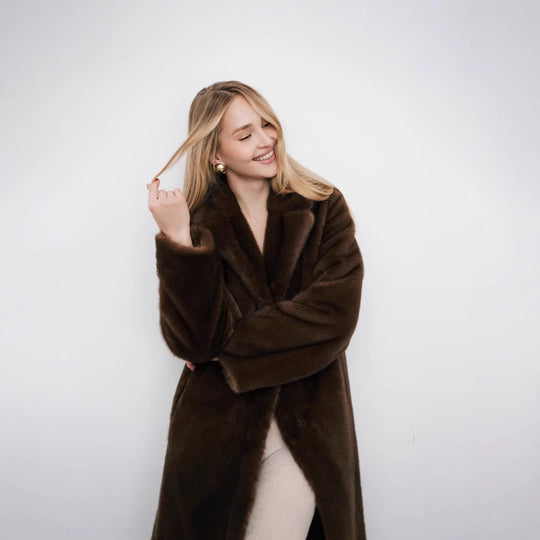 Damen langer Hochflor-Mantel aus Kunstfell mit Schalkragen und legerem Schnitt Shop Nory