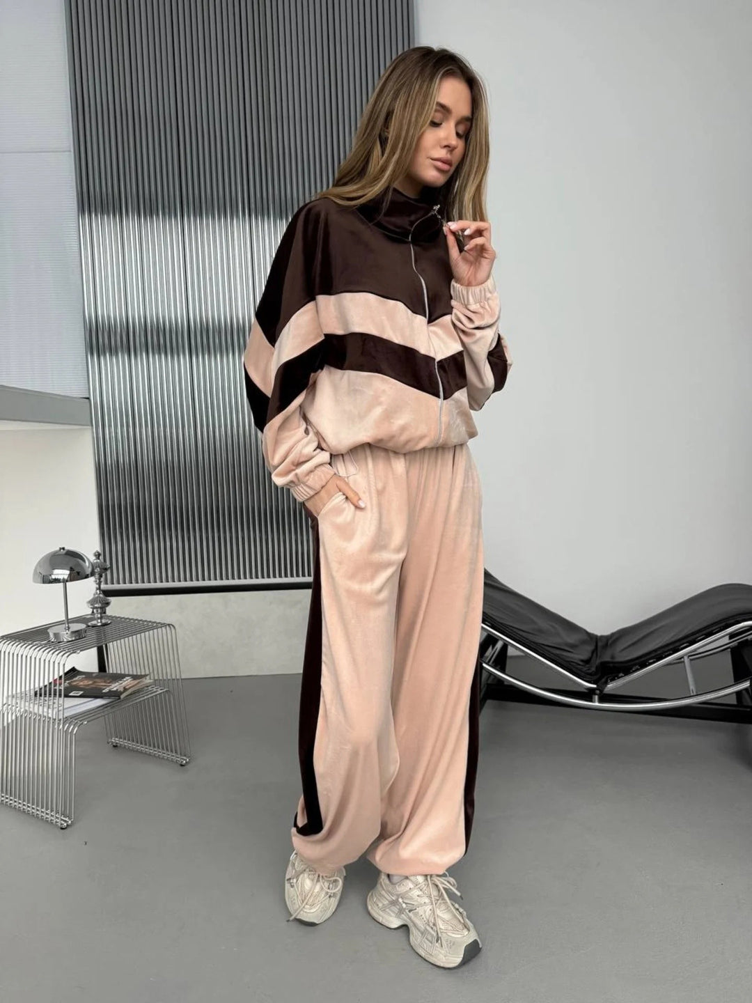Damen Retro-inspiriertes Samt-Trackset mit Chevron-Design, Stehkragen und weiter High-Waist-Jogger Shop Nory