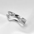 Damen Ring mit modernem, geschwungenem Design und funkelnden Akzenten Shop Nory