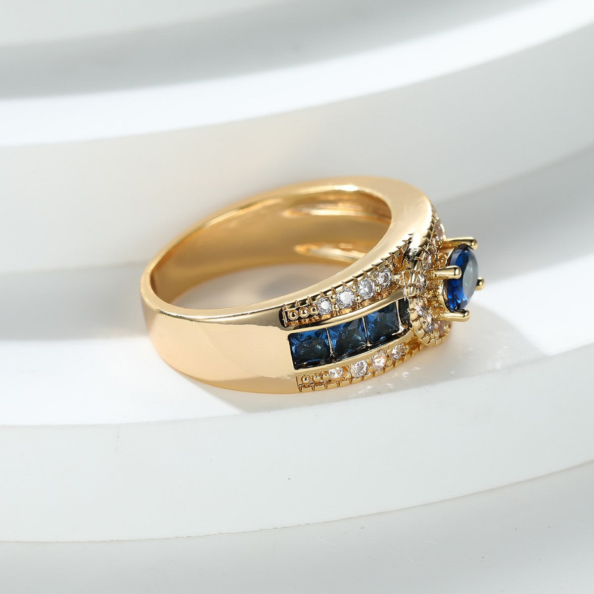 Damen Ring mit funkelndem lila Zirkonia und luxuriösem Golddesign Shop Nory