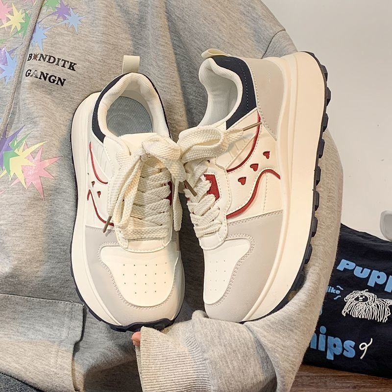 Damen Plateau‑Sneaker im Retro‑Trail‑Look mit Herz‑Ziernähten und grober Profilsohle Shop Nory
