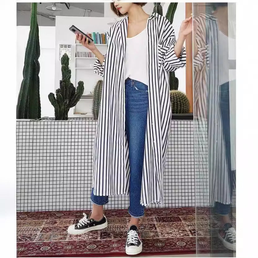 Damen Langes Gestreiftes Hemdmidaxi mit Stehkragen, Oversize‑Schnitt und tiefen Seitenschlitzen Shop Nory
