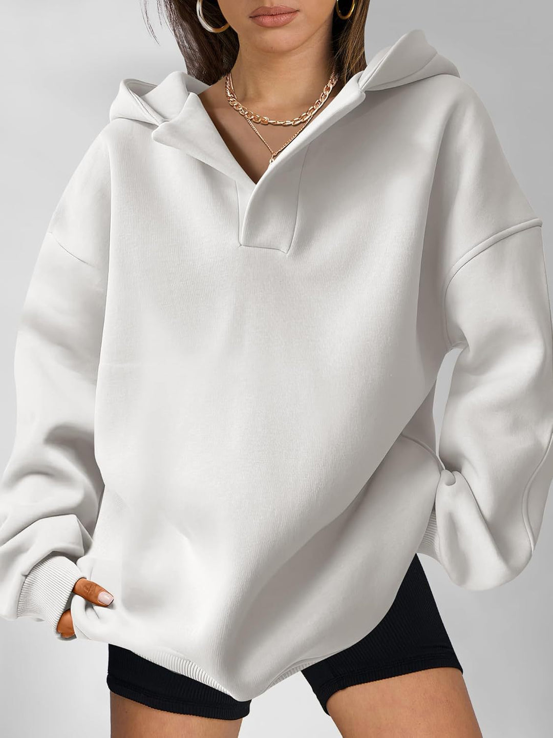 Damen Oversize-Kapuzenpullover aus schwerem Sweatstoff mit V‑Ausschnitt‑Detail und langen Rippbündchen Shop Nory