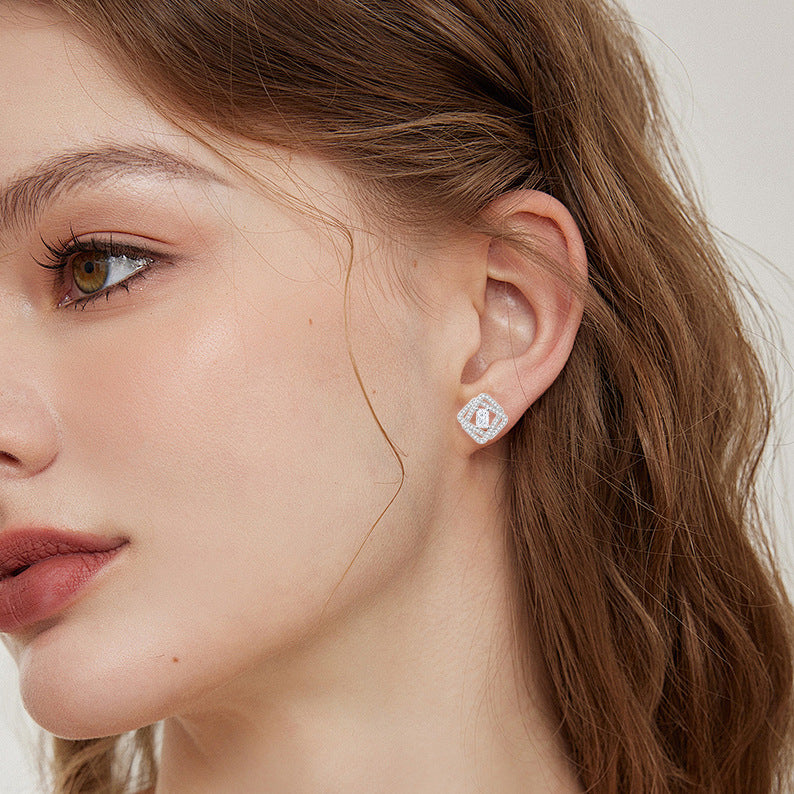 Damen Ohrstecker mit elegantem, geometrischem Design und glitzerndem Zirkonia-Besatz Shop Nory