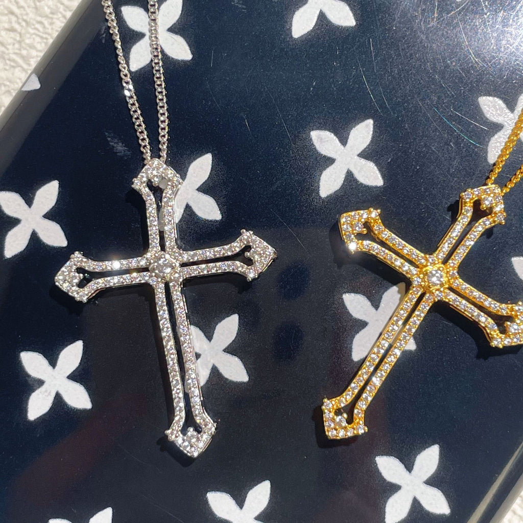 Damen Halskette mit kunstvollem Kreuz-Anhänger und funkelnden Zirkoniasteinen Shop Nory