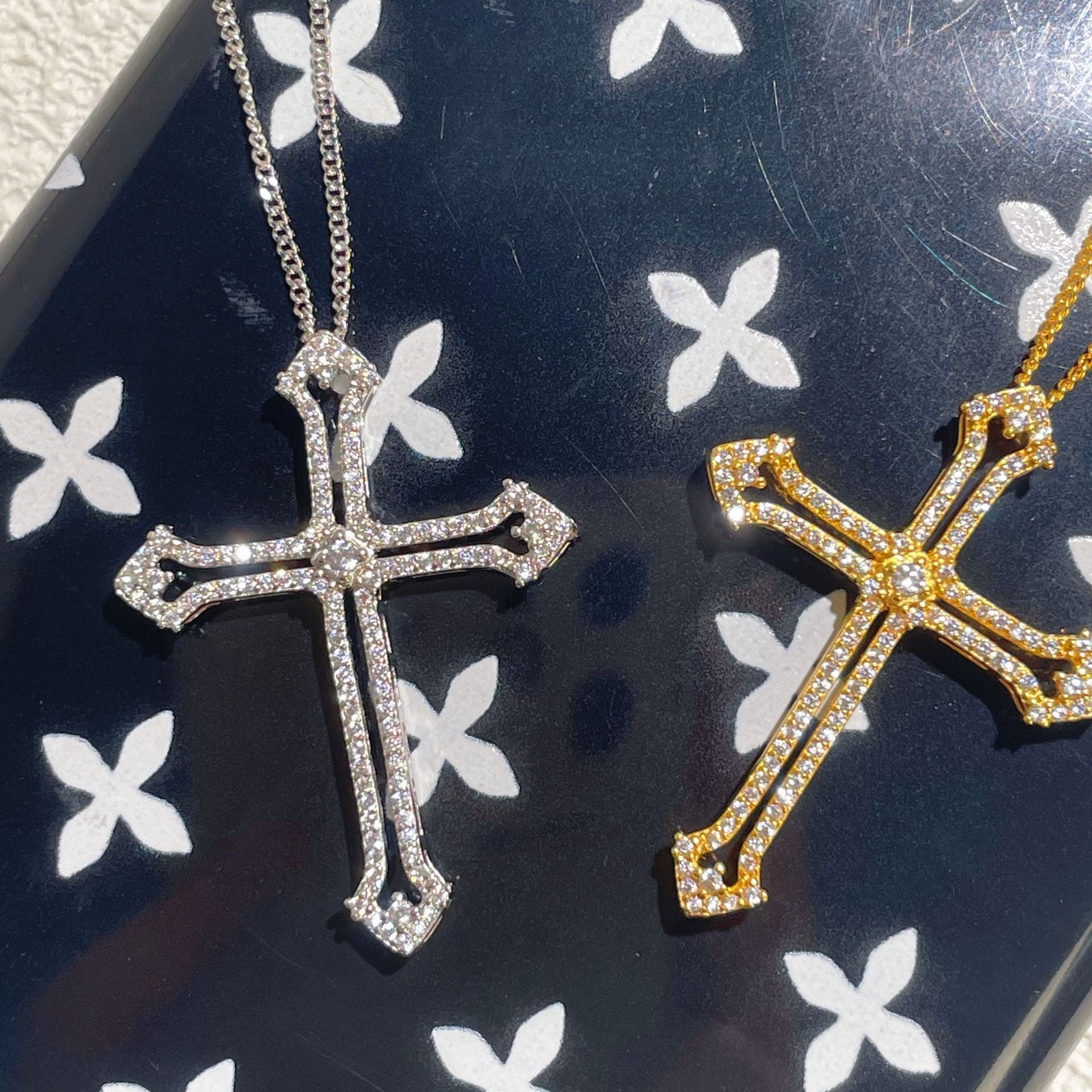Damen Halskette mit kunstvollem Kreuz-Anhänger und funkelnden Zirkoniasteinen Shop Nory