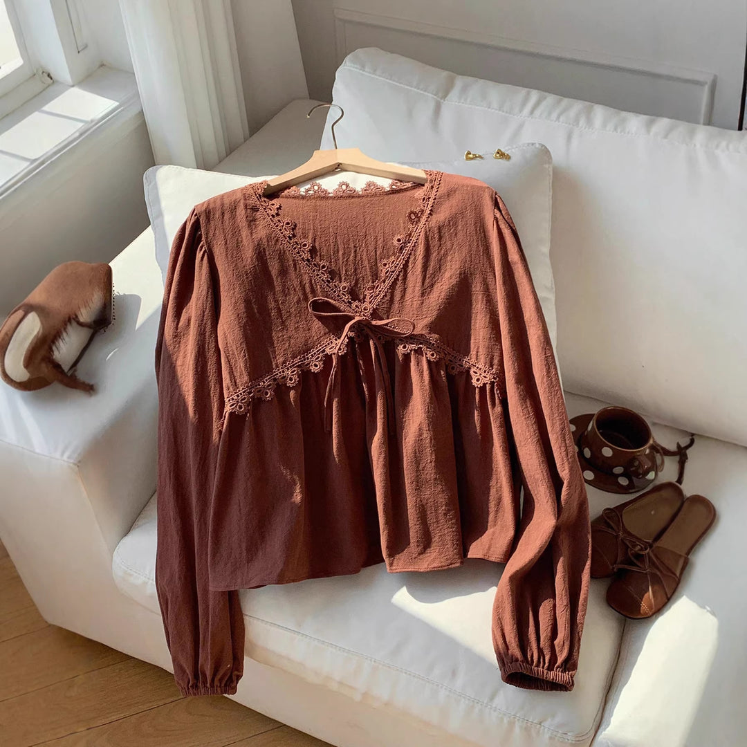 Damen Kurzbluse im Empire‑Schnitt mit V‑Ausschnitt, Spitzenbesatz und Bindeschleife Shop Nory
