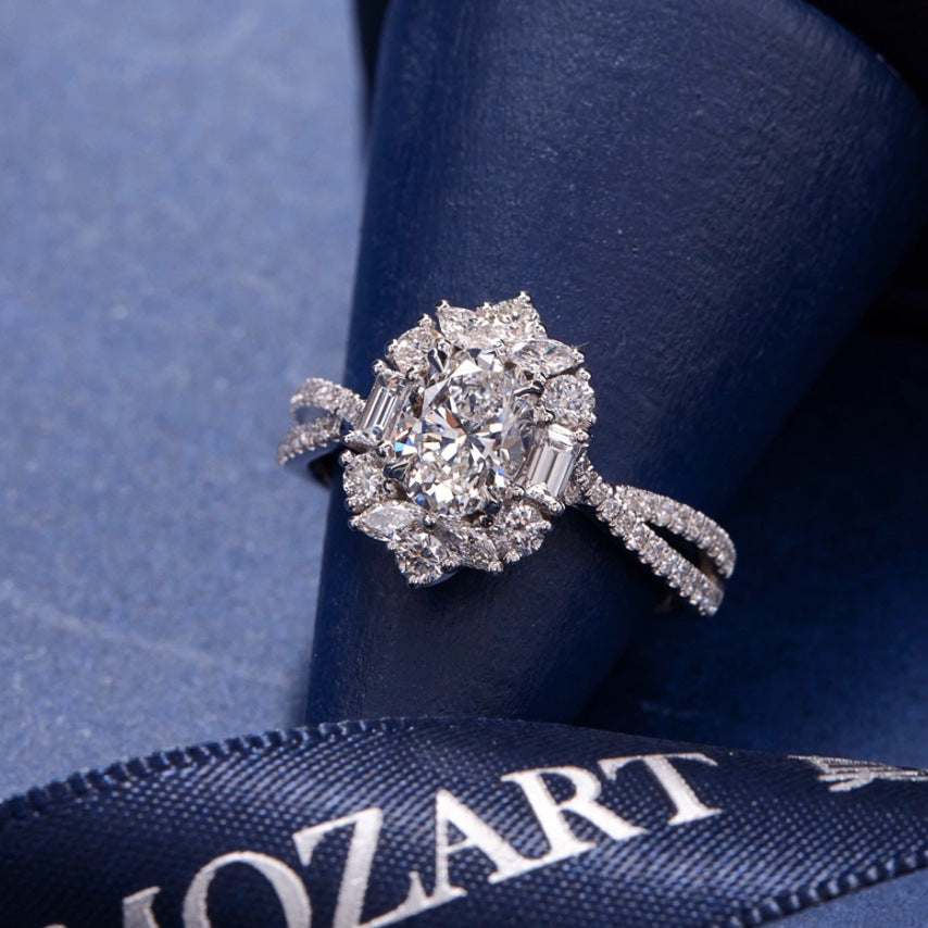 Damenring mit prachtvollem ovalen Diamanten und funkelndem Zirkonia-Besatz Shop Nory