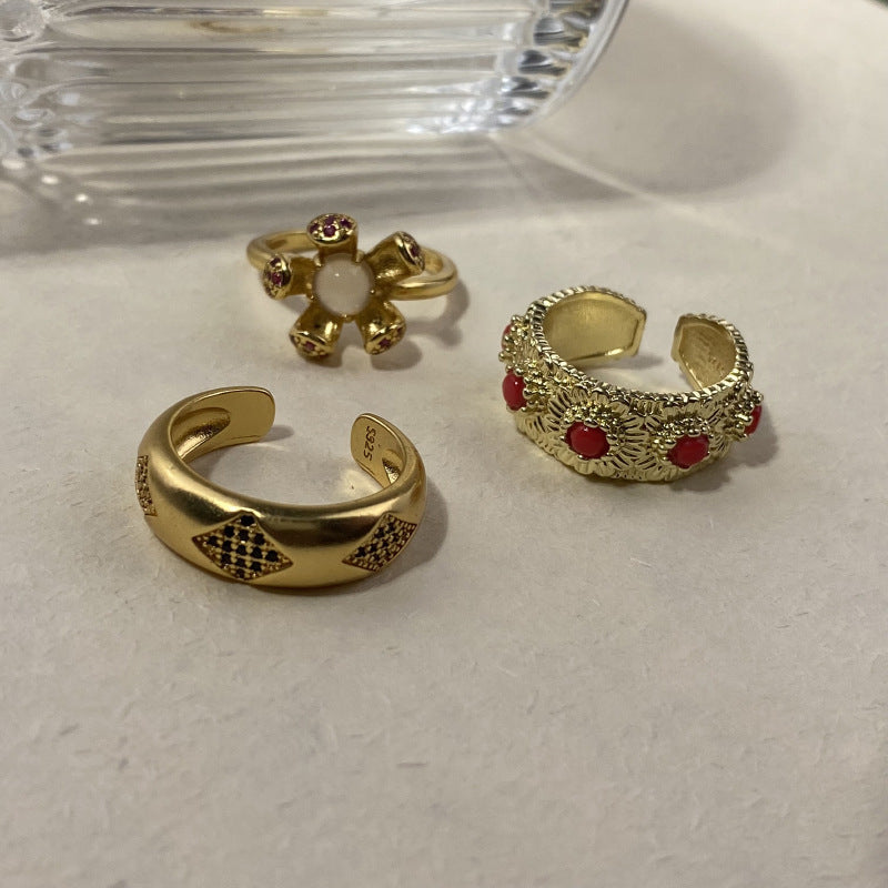Damenring mit kunstvollem floralen Design und echten Korallelementen Shop Nory