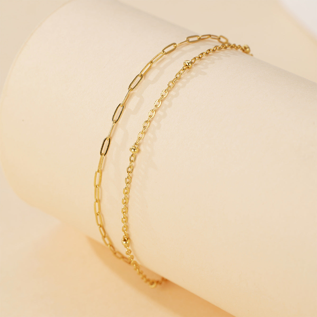 Damen filigranes Armband mit doppeltem Kettendesign, edlen Perlendetails und hochwertiger Verarbeitung Shop Nory