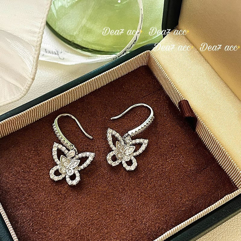 Damen Ohrringe mit filigranem Schmetterlingsdesign und funkelnden Akzenten Shop Nory