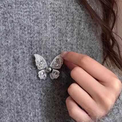 Elegante Schmetterlingsbrosche mit Kristallbesatz und Perlenapplikation