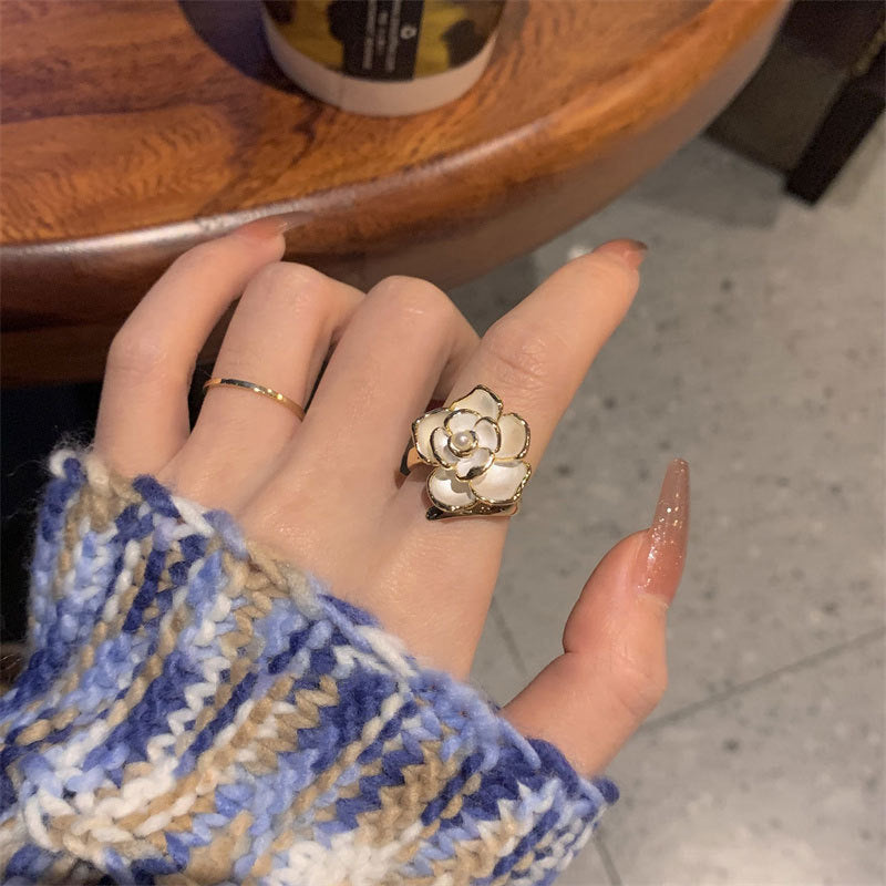 Damen Ring mit kunstvollem Rosenmotiv und funkelndem Akzent Shop Nory