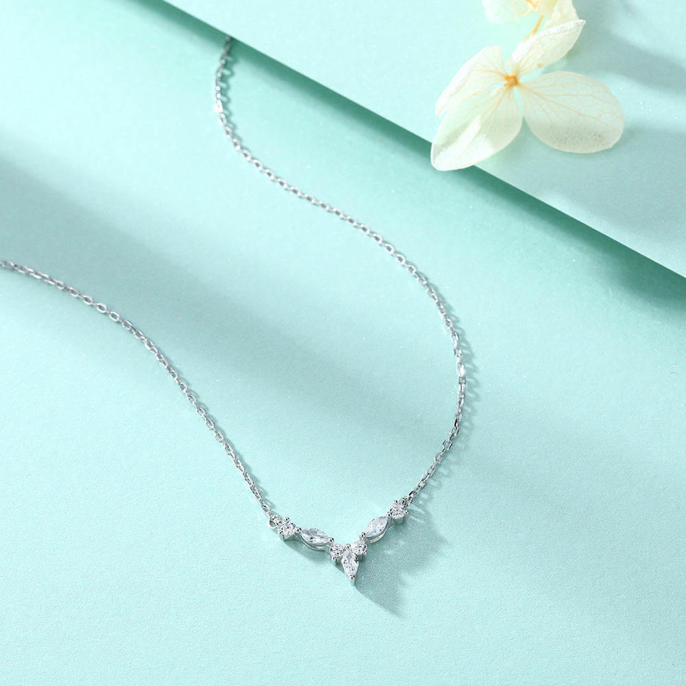 Damen Halskette mit funkelndem Zirkonia-Anhänger im eleganten Design Shop Nory