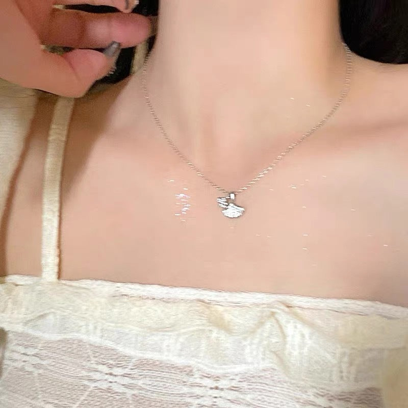 Damen Halskette mit funkelndem Schmetterlingsanhänger Shop Nory