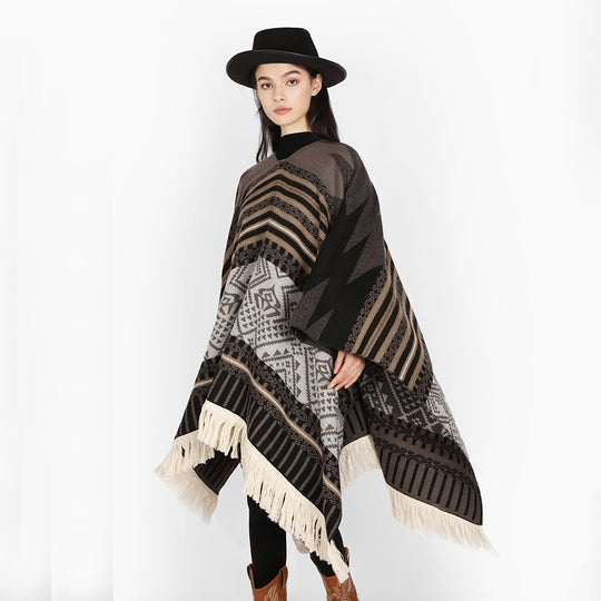 Damen Jacquard‑Ruana im Deckenstil mit V‑Ausschnitt, geometrischem Ethno‑Muster und Fransensaum Shop Nory