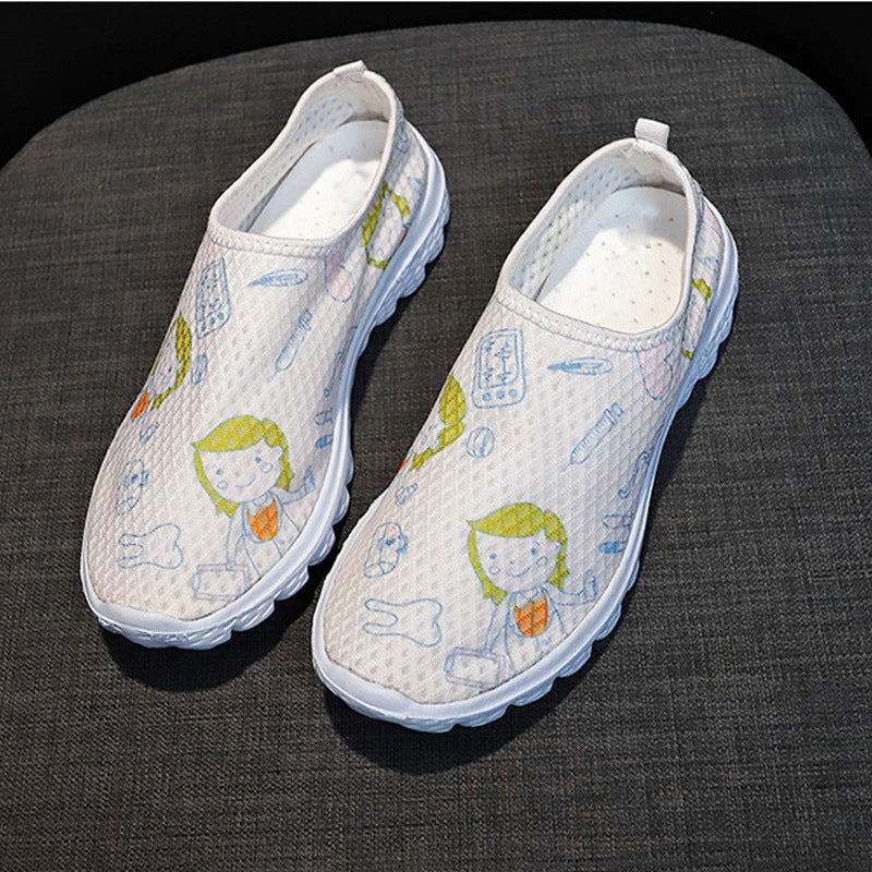 Damen Verspielte Slip-On Sneakers mit medizinischem Cartoon-Print, atmungsaktivem Mesh und gepolsterter Memory-Sohle Shop Nory