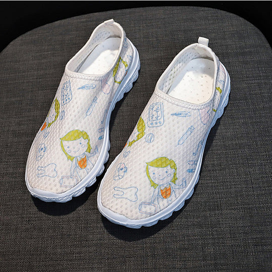 Damen Verspielte Slip-On Sneakers mit medizinischem Cartoon-Print, atmungsaktivem Mesh und gepolsterter Memory-Sohle Shop Nory