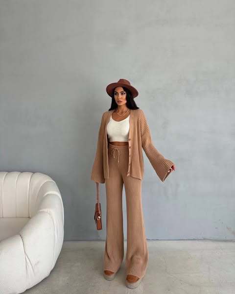 Damen Rippstrick-Cardigan mit überlangen Ärmeln und passender High-Waist-Loungehose Shop Nory