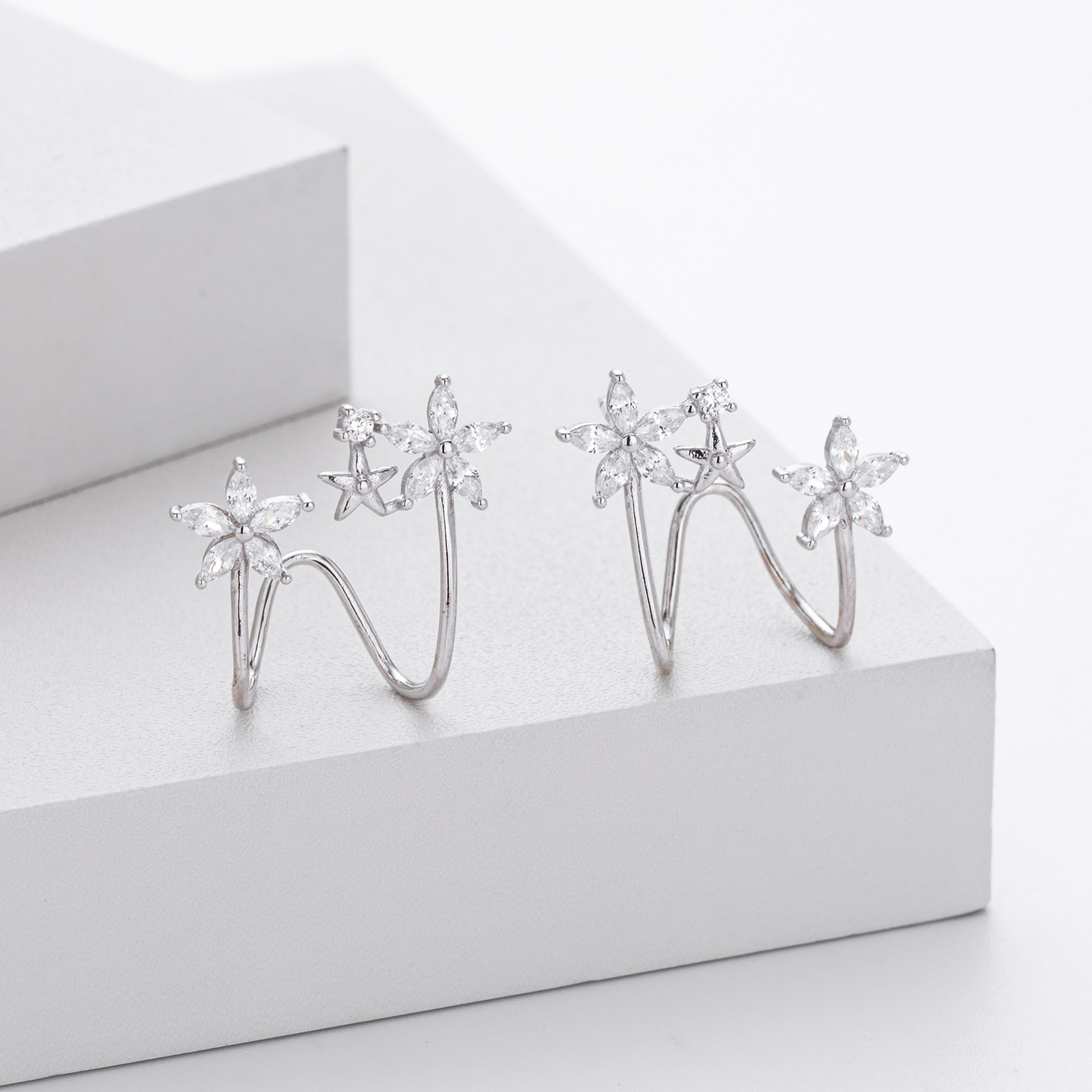 Damen Ohrstecker mit floralen Motiven und funkelnden Zirkonsteinen Shop Nory