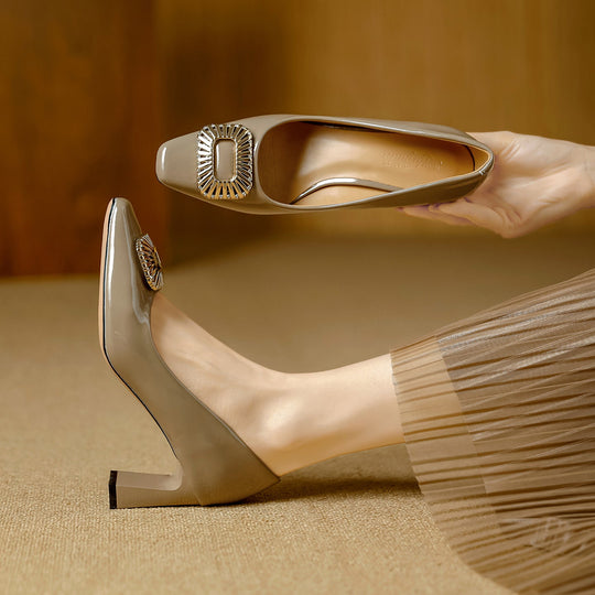 Damen elegante Lackleder-Pumps mit funkelndem Schmuckelement