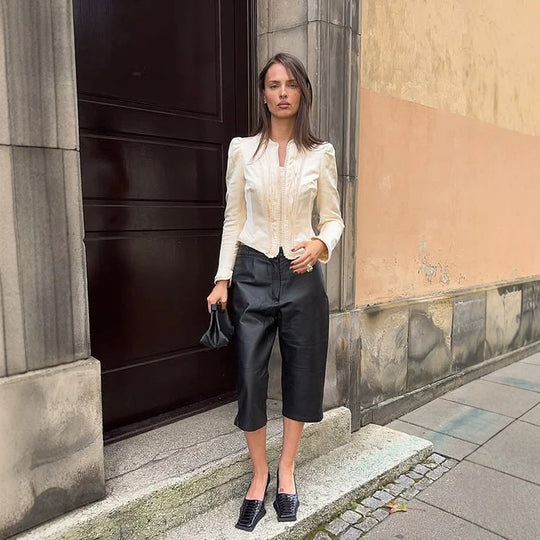 Damen Taillierter Cropped-Blazer mit skulpturierter Schulterpartie und Zierborten Shop Nory