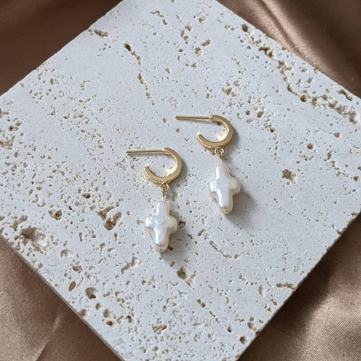 Damen Ohrhänger mit Perlenkreuz-Design und hochwertigem Goldverschluss Shop Nory