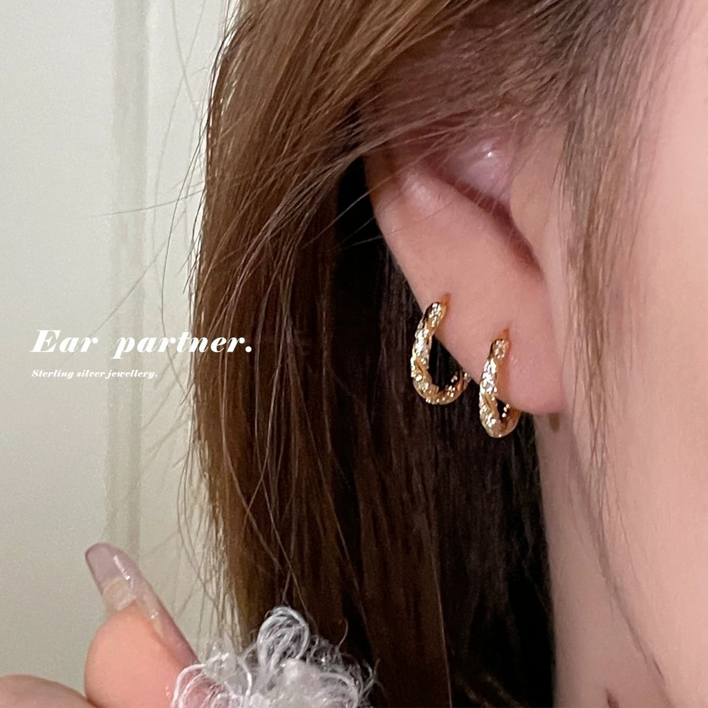 Damen Ohrstecker mit kunstvollem Zickzackdesign und funkelnden Zirkonia Shop Nory