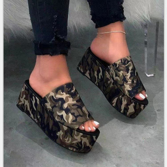 Damen Plateau‑Mules mit offenem Zehenbereich und Camouflage‑Print Shop Nory