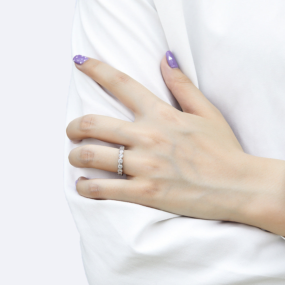 Damen Eternityring mit funkelnden Zirkonia-Steinen und geschwungenem Design Shop Nory