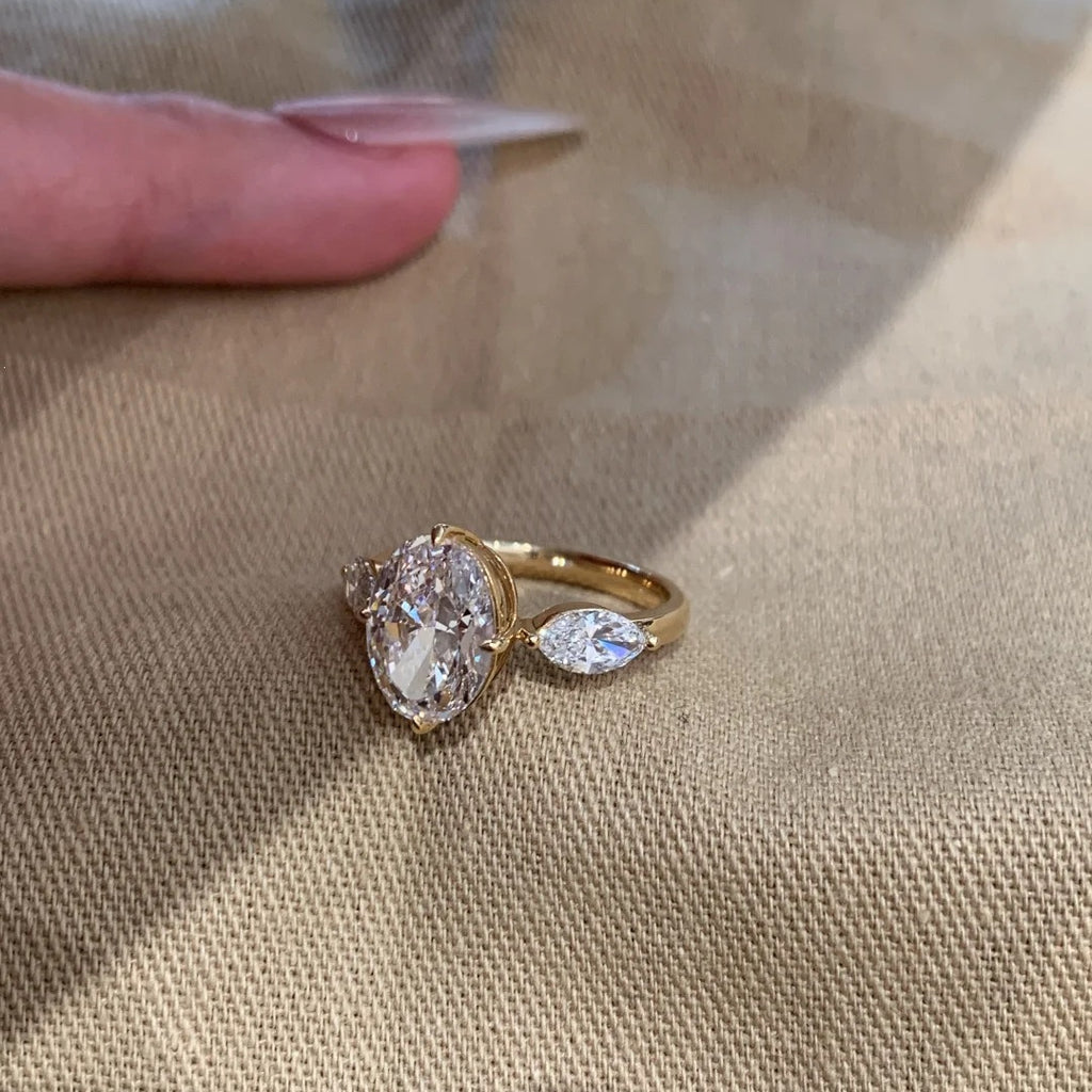 Damen Verlobungsring mit kunstvollem, ovalem Diamantdesign und funkelnden Zirkonia Shop Nory