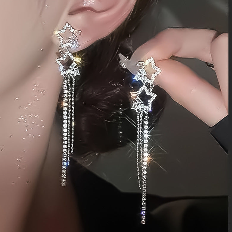 Damen Ohrringe mit funkelnden Kristallketten und stylishen Details Shop Nory