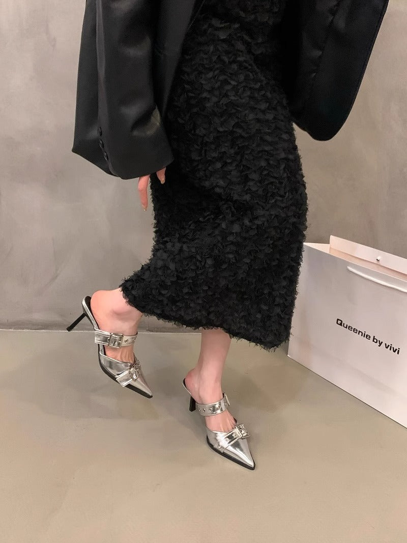 Damen Spitz zulaufende Mule‑Pantoletten mit doppeltem Schnallenriemen, Ösen‑Detail und niedrigem Kitten‑Absatz Shop Nory