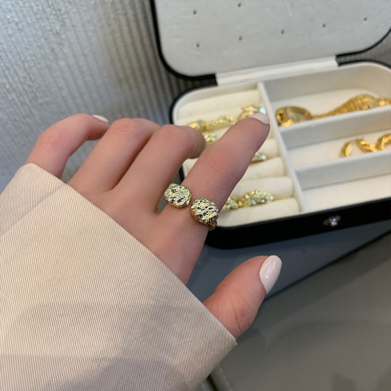 Damenring mit geschwungenem, kunstvollem Design und strukturierten Oberflächen Shop Nory