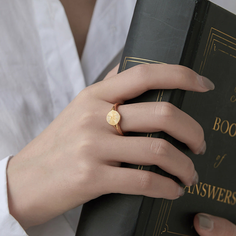 Damen eleganter Goldring mit detailverarbeitetem Sonnensymbol Shop Nory