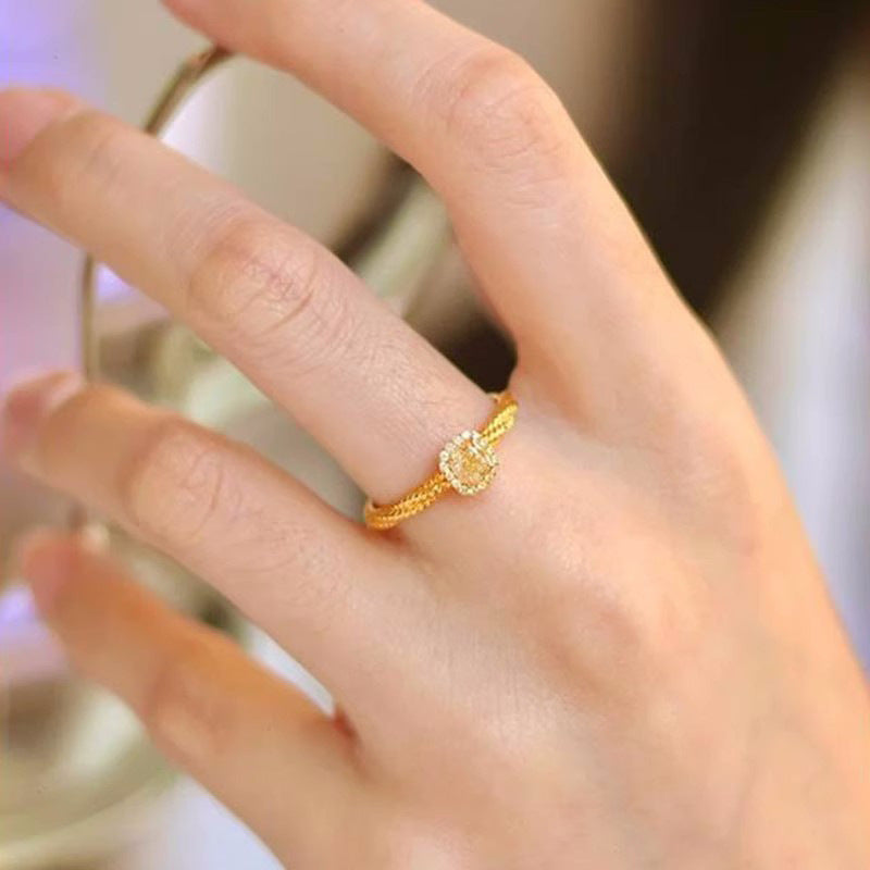 Damen eleganter Goldring mit farbigem Stein und zarten Details Shop Nory
