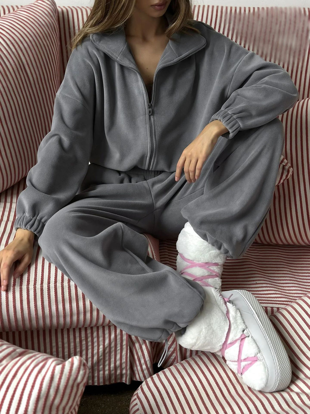 Damen Kuscheliges Fleece-Set mit kurzer Reißverschlussjacke, Stehkragen und weiter Jogginghose Shop Nory