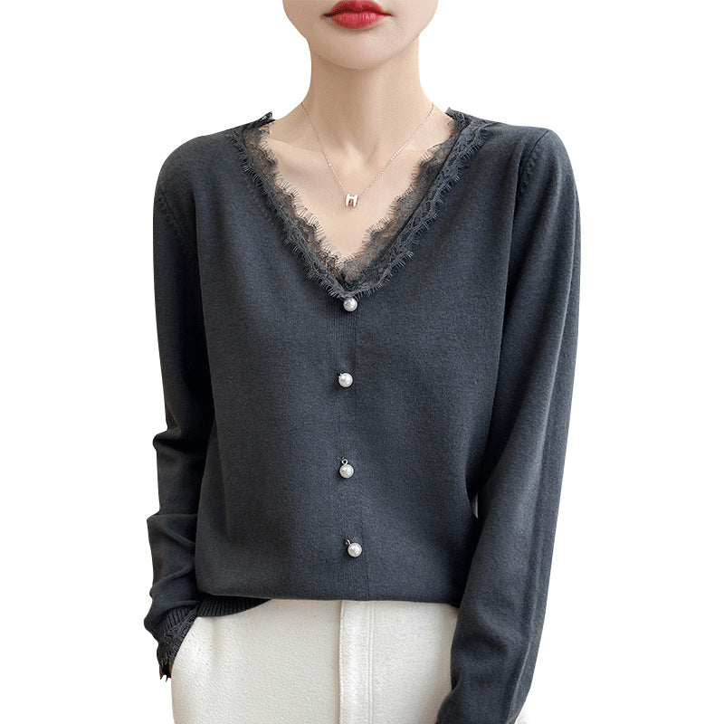Damen Zarter V-Ausschnitt-Feinstrickcardigan mit floraler Spitzenkante und Perlenverzierung Shop Nory
