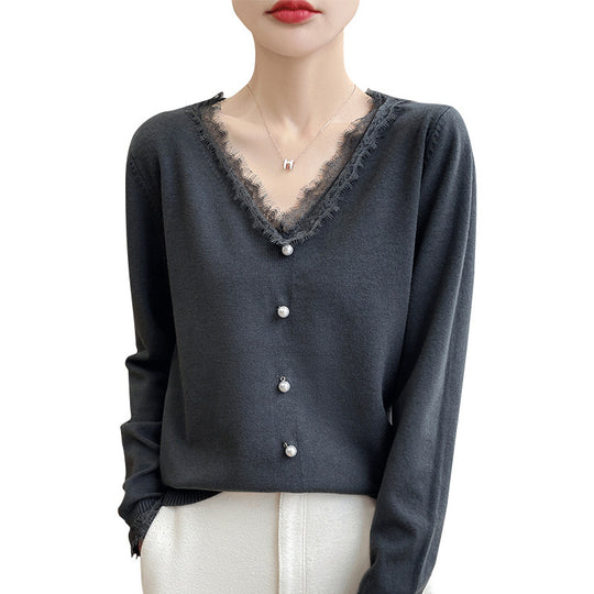 Damen Zarter V-Ausschnitt-Feinstrickcardigan mit floraler Spitzenkante und Perlenverzierung Shop Nory